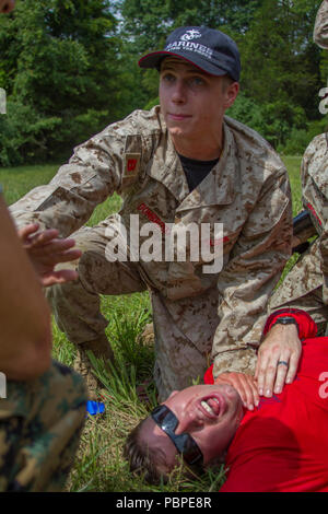 Summer Leadership and Character Development Academy ist ein Programm für die Rekrutierung von Führungskräften des Marine Corps, das ausgewählte Schüler zur Marine Corps Base Quantico, Virginia, bringt. Am 20. Juli 2018 nahm ein Student an einer Übung der Feldleitung unter Aufsicht eines Rekrutierungs-Unterstützers während der Akademie teil. Das Archivbild dokumentiert die praktische Schulungsumgebung bei Quantico. Stockfoto