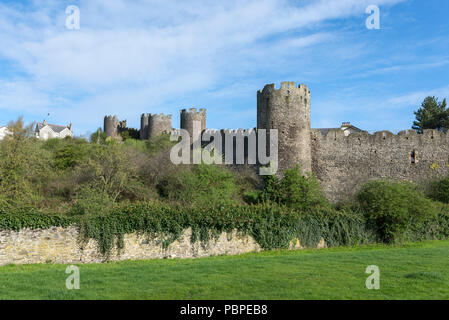 Die mittelalterliche Stadtmauer in Conwy in Nord Wales, Großbritannien. Ein sonniger Frühlingstag auf der ausserhalb der Stadt. Stockfoto