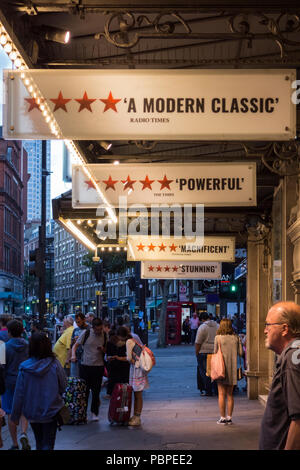 Rote Bewertungen im Wyndham’s Theatre, Charing Cross Road, London, Großbritannien Stockfoto