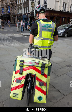 London Ambulance Sanitäter Radfahrer auf der St. Martins Lane, Central London, England, Großbritannien Stockfoto