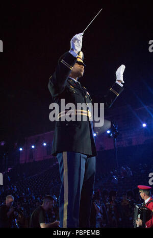 Oberstleutnant Dwayne Milburn führt die angesammelten Bands während der 2018 Basel Tattoo in Basel, Schweiz. US-Armee Foto von Sgt. Joseph Agacinski/freigegeben. Stockfoto