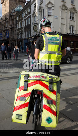 London Ambulance Sanitäter Radfahrer auf St Martins Lane, London, Großbritannien Stockfoto