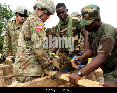 Soldaten mit der North Dakota National Guard Team mit den Ghana Streitkräfte Strukturen an der Bundase Trainingslager in Ghana, 20. Juli 2018 als Teil des Vereinigten Accord 2018 montieren. UA 18 ist ein Ghana Bundeswehr & U.S. Army Afrika hosted Übung bestehend aus vier kombinierten, gemeinsame Komponenten: einen Computer programmiert Übung (CPX), Field Training übung (Ftx), Jungle Warfare School (JWS) und medical Readiness Training (MEDRETE). Westafrikanischen partner Militärs, Verbündeten in der NATO und der US-Armee Afrika wird jede Komponente in Accra, Ghana und Umgebung. (U.S. Armee Foto von Stockfoto