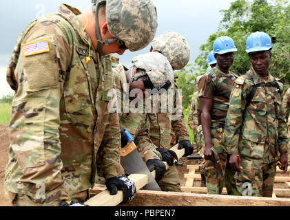 Soldaten mit der North Dakota National Guard Team mit den Ghana Streitkräfte Strukturen an der Bundase Trainingslager in Ghana, 20. Juli 2018 als Teil des Vereinigten Accord 2018 montieren. UA 18 ist ein Ghana Bundeswehr & U.S. Army Afrika hosted Übung bestehend aus vier kombinierten, gemeinsame Komponenten: einen Computer programmiert Übung (CPX), Field Training übung (Ftx), Jungle Warfare School (JWS) und medical Readiness Training (MEDRETE). Westafrikanischen partner Militärs, Verbündeten in der NATO und der US-Armee Afrika wird jede Komponente in Accra, Ghana und Umgebung. (U.S. Armee Foto von Stockfoto