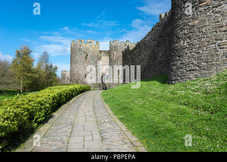 Pfad auf dem außerhalb der alten Stadtmauern in Conwy, North Wales, UK. Stockfoto