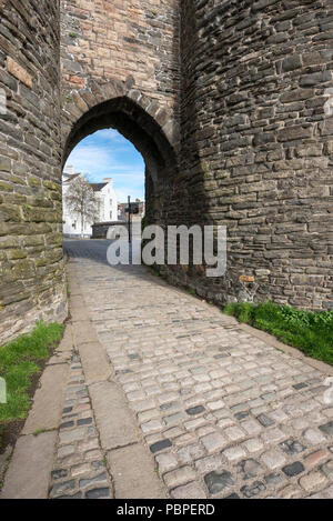 Gateway in der befestigten Stadtmauer in Conwy, North Wales, UK. Stockfoto