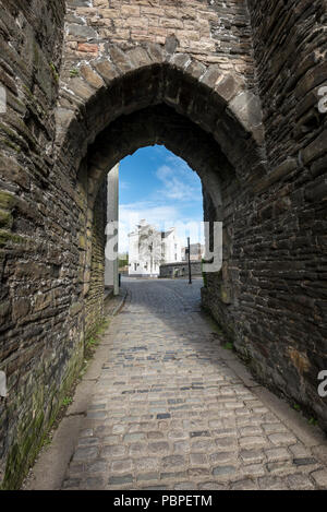 Gateway in der befestigten Stadtmauer in Conwy, North Wales, UK. Stockfoto