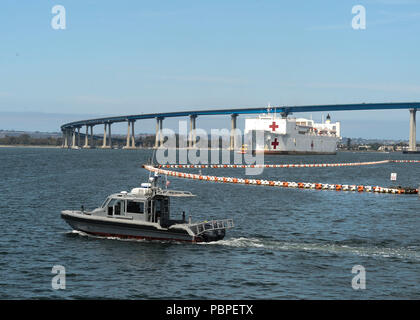 180721-N-PN 275-1016 SAN DIEGO (21. Juli 2018) USNS Mercy (T-AH 19) unter dem Coronado Bridge führt, Rückkehr in die Heimat von Pacific Partnerschaft 2018. Barmherzigkeit war von Februar bis Juli unterwegs, die öffentliche Gesundheit, Engineering und Disaster Response Services zu Aufnahmeländern zu Beziehungen in der Indo-Asia Pacific Region stärken. (U.S. Marine Foto von Mass Communication Specialist 2. Klasse Zach Kreitzer) Stockfoto