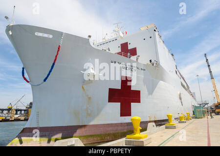 180721-N-PN 275-1061 SAN DIEGO (21. Juli 2018) USNS Mercy (T-AH 19) Mauren zum Pier am Naval Base in San Diego, bei der Rückkehr von Pacific Partnerschaft 2018. Barmherzigkeit war von Februar bis Juli unterwegs, die öffentliche Gesundheit, Engineering und Disaster Response Services zu Aufnahmeländern zu Beziehungen in der Indo-Asia Pacific Region stärken. (U.S. Marine Foto von Mass Communication Specialist 2. Klasse Zach Kreitzer) Stockfoto