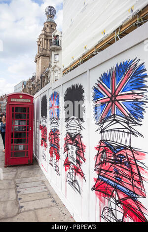 Nathan Bowen's Street Art Wachposten tragen Bärenfellmützen in der Nähe der London Coliseum auf St Martins Lane, London, Großbritannien Stockfoto