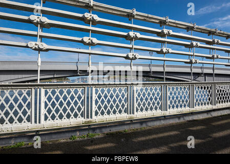 Metallarbeiten auf der alten Hängebrücke in Conwy, North Wales, UK. Stockfoto