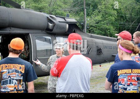 U.S. Army Chief Warrant Officer 3 Danielle Watkins, Sicherheitsbeauftragter für die 628Th Aviation Support Bataillons, Schriftsatz zivilen Rettungskräfte von Dauphin und Schuylkill Grafschaften auf die UH-60 Black Hawk Hubschrauber Wiconisco, PA, 21. Juli 2018. Stockfoto