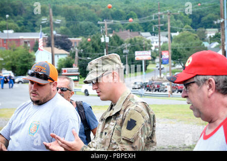 Us-Armee SPC. Jay Whitcomb, Flugzeug Triebwerk Werkstatt mit Delta Firma, 2-104 th Allgemeine Unterstützung Aviation Battalion Schriftsatz zivilen Rettungskräfte von Dauphin und Schuylkill Grafschaften auf die UH-60 Black Hawk Hubschrauber Wiconisco, PA, 21. Juli 2018. Außerhalb seiner Army National Guard Pflichten, Whitcomb ist eine zivile Feuerwehrmann. Stockfoto