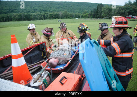 Zivile Ersthelfer von Dauphin und Schuylkill Grafschaften durchführen Notfallversorgung auf ein mock Unfall eines simulierten Aviation Disaster bei Wiconisco, PA, 21. Juli 2018. Stockfoto