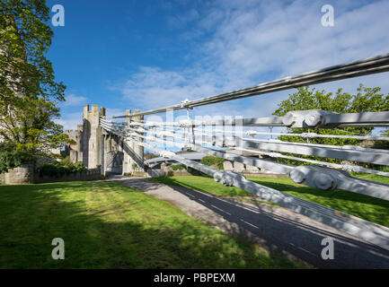 Metallische Kabel in Conwy Suspension Bridge. Eine bekannte Funktion der Stadt Conwy in Nord Wales, Großbritannien. Stockfoto