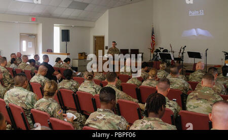 Maj. Jon Pirtle, Kaplan für HHC-201St Region Support Group, liefert eine christliche Predigt zu Soldaten aus verschiedenen Einheiten im Norden Fort Hood Kapelle auf Fort Hood, TX, 22. Juli 2018. Maj. Pirtle sprach primär aus Psalm 51 das christliche Evangelium zu erklären. (U.S. Army National Guard Foto von 1 Lt Leland Weiß) Stockfoto