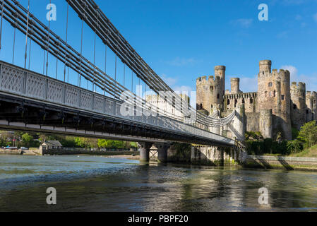 Conwy Castle und der berühmten Hängebrücke über den Fluss Conwy, North Wales, UK Stockfoto