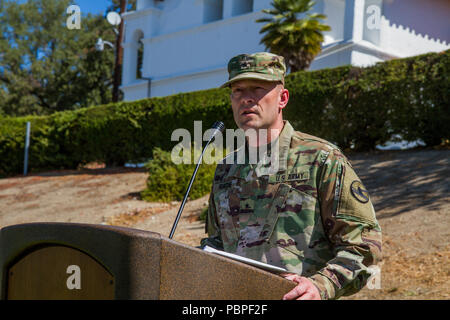 FORT Hunter Liggett, CALIF. - Armee behält sich Brig. Gen. Michael D. Roache, Kommandierender General des 84th Ausbildung Befehl gibt eine Rede während der Änderung des Befehls Zeremonie, auf Fort Hunter Liggett, 22. Juli 2018 statt. Die Änderung des Befehls Zeremonie erinnert an Brig. Gen. Roache als stellvertretender Kommandeur der Pacific Division, 84th Ausbildung Befehl, von Brig. Gen. Brently F. Weiß. (U.S. Armee finden Foto von SPC. Sean McCallon) Stockfoto