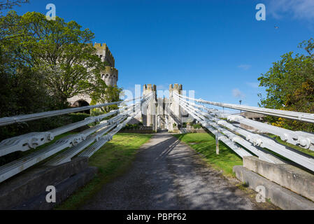 Metallische Kabel in Conwy Suspension Bridge. Eine bekannte Funktion der Stadt Conwy in Nord Wales, Großbritannien. Stockfoto