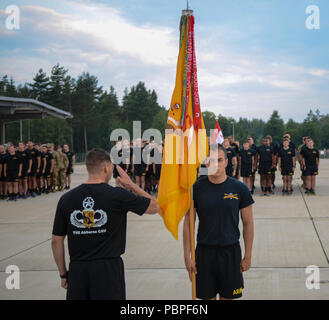 Sky Soldaten von Bulldog Truppe, 1st Squadron (Airborne), 91st Cavalry Regiment waren wie Williamson Cup Sieger anerkannt. Die 173Rd Airborne Brigade Kommandeur Oberst James Bartholomees ausgezeichnet mit dem Streamer zur Erreichung höchster Bereitschaft Metriken in diesem Quartal in der Brigade. Stockfoto