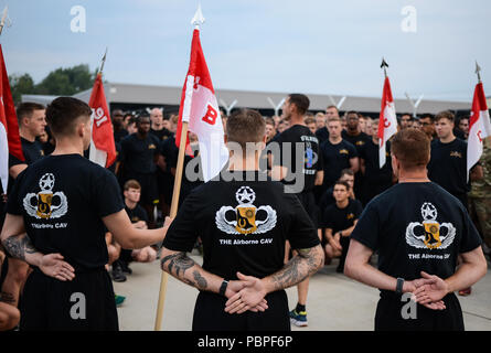 Sky Soldaten von Bulldog Truppe, 1st Squadron (Airborne), 91st Cavalry Regiment waren wie Williamson Cup Sieger anerkannt. Die 173Rd Airborne Brigade Kommandeur Oberst James Bartholomees ausgezeichnet mit dem Streamer zur Erreichung höchster Bereitschaft Metriken in diesem Quartal in der Brigade. Stockfoto