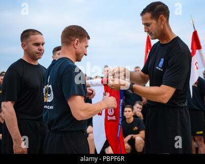 Sky Soldaten von Bulldog Truppe, 1st Squadron (Airborne), 91st Cavalry Regiment waren wie Williamson Cup Sieger anerkannt. Die 173Rd Airborne Brigade Kommandeur Oberst James Bartholomees ausgezeichnet mit dem Streamer zur Erreichung höchster Bereitschaft Metriken in diesem Quartal in der Brigade. Stockfoto