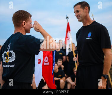 Sky Soldaten von Bulldog Truppe, 1st Squadron (Airborne), 91st Cavalry Regiment waren wie Williamson Cup Sieger anerkannt. Die 173Rd Airborne Brigade Kommandeur Oberst James Bartholomees ausgezeichnet mit dem Streamer zur Erreichung höchster Bereitschaft Metriken in diesem Quartal in der Brigade. Stockfoto