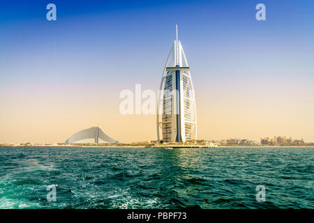 Dubai, VAE, 31. März 2017: Am Meer Blick auf den weltberühmten Burj Al Arab und Jumeirah Beach Hotels