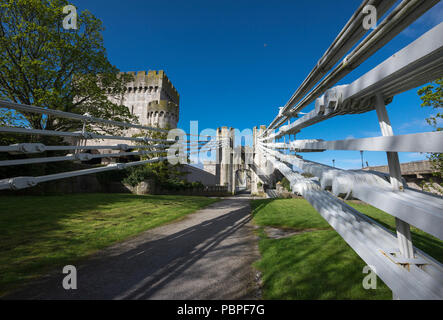 Metallische Kabel in Conwy Suspension Bridge. Eine bekannte Funktion der Stadt Conwy in Nord Wales, Großbritannien. Stockfoto