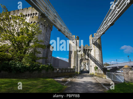 Metallische Kabel in Conwy Suspension Bridge. Eine bekannte Funktion der Stadt Conwy in Nord Wales, Großbritannien. Stockfoto