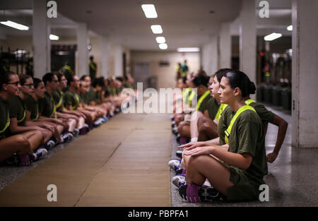 Us Marine Corps Rekruten mit Platoon 4038, Papa, 4 Recruit Training Bataillon, das Knirschen Teil ihrer ursprünglichen Stärke Test auf Parris Island, 20. Juli 2018 auszuführen. Die minimale physische Anforderungen für Frauen, die eine Ausbildung beginnen, sind 44 Knirschen in zwei Minuten, 1 Pull-up ohne Zeitangabe oder 15 Push-ups in zwei Minuten, und ein 1,5-Meile laufen in 15 Minuten. Heute, rund 19.000 Rekruten kommen auf Parris Island jährlich für die Chance, United States Marines werden durch dauerhafte 13 Wochen strenge, transformative Training. Parris Island ist die Heimat der Einstiegsklasse eingetragen Stockfoto