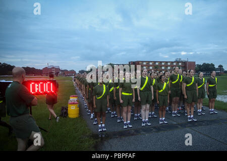 Us Marine Corps Rekruten mit Platoon 4038, Papa, 4 Recruit Training Bataillon, für den Lauf Teil ihrer ursprünglichen Stärke Test auf Parris Island, 20. Juli 2018 vorbereiten. Die minimale physische Anforderungen für weibliche Rekruten zu beginnen mit dem Training sind 44 Knirschen in zwei Minuten, 1 Pull-up ohne Zeitangabe oder 15 Push-ups in zwei Minuten, und ein 1,5-Meile laufen in 15 Minuten. Heute, rund 19.000 Rekruten kommen auf Parris Island jährlich für die Chance, United States Marines werden durch dauerhafte 13 Wochen strenge, transformative Training. Parris Island ist die Heimat von Entry-level-Soldaten Fortbildung f Stockfoto