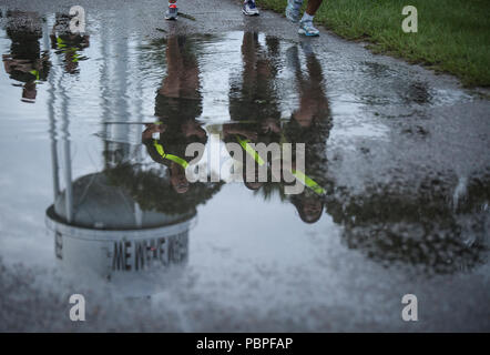 Us Marine Corps Rekruten mit Platoon 4038, Papa, 4 Recruit Training Bataillon, in der Nähe der Ziellinie der run Teil ihrer ursprünglichen Stärke Test auf Parris Island, 20. Juli 2018. Die minimale physische Anforderungen für weibliche Rekruten zu beginnen mit dem Training sind 44 Knirschen in zwei Minuten, 1 Pull-up ohne Zeitangabe oder 15 Push-ups in zwei Minuten, und ein 1,5-Meile laufen in 15 Minuten. Heute, rund 19.000 Rekruten kommen auf Parris Island jährlich für die Chance, United States Marines werden durch dauerhafte 13 Wochen strenge, transformative Training. Parris Island ist die Heimat der Einstiegsklasse enliste Stockfoto