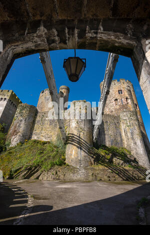 Anzeigen von Conwy Castle vom Ende der berühmten Hängebrücke, Conwy, North Wales, UK. Stockfoto