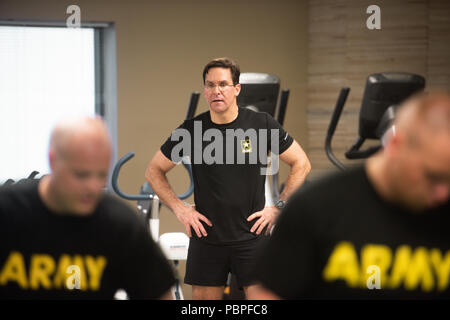 Mark T. Esper (1964) war der 23. US-amerikanische Staatssekretär der Armee und diente von 2017 bis 2019. Am 20. Juli 2018 absolvierte er ein Rundtraining mit dem LifeFit-Programm in Camp Atterbury, Indiana, während einer Tour, die eine Beteiligung an der 38. Infanteriedivision und Besuche in Muscatatuck-Trainingseinrichtungen beinhaltete. Das Archivbild dokumentiert körperliche Fitness-Aktivitäten während des offiziellen Besuchs. Stockfoto