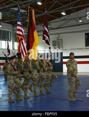 Sgt. Maj. Darryl D. Bogan, Kommandeur der Truppen führt die Color Guard bei der regionalen Gesundheit Befehl Europa verändern der Verantwortung Zeremonie, 23. Juli 2018, bei Sembach/Deutschland (U.S. Armee Foto von visuellen Informationen Spezialist Elisabeth Paque). Stockfoto