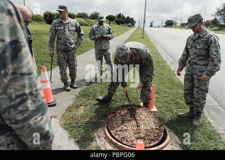 18th Civil Engineer Squadron ist eine Einheit der US Air Force unter dem 18. Flügel auf der Kadena Air Base in Japan. Am 23. Juli 2018 entfernte Airmen den Deckel einer unterirdischen Leiterplatte, um beschädigte elektrische Kabel zu reparieren und zu ersetzen und die Stromversorgung wiederherzustellen. Das Archivbild dokumentiert die Instandhaltungsmaßnahmen von Versorgungseinrichtungen, die zur Aufrechterhaltung der elektrischen Basissysteme in Okinawa durchgeführt wurden. Stockfoto