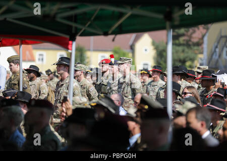 Die 2d-Cavalry Regiment von Mitgliedern der britischen Armee verbunden ist, die polnischen Streitkräfte, Bundeswehr, Host nation Gemeindeleiter, Freunde und Familie an der regimental Ändern des Befehls Zeremonie an der Rose Barracks, Deutschland, 20. Juli 2018. Oberst Patrick J. Ellis, 79 Oberst des Regiments, Befehl aufgegeben zu oberst Thomas M. Hough, Commander, 2 CR. (U.S. Armee Foto von 1 Lt. Ellen C. Brabo, 2d-Cavalry Regiment) Stockfoto