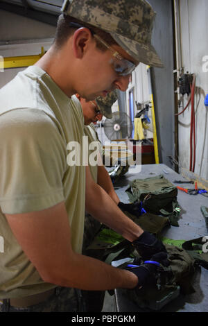 Soldaten der 411. Ordnance Battalion zerlegen M18 A1 Claymore Kits im Rahmen der Entmilitarisierung Programm Crane's Armee. Die 411 führt seine zwei Wochen jährliche Ausbildung bei Kran Armee-munition Tätigkeit Erfahrung im Umgang mit live Ammo und erhöhen die Mission Bereitschaft zu gewinnen. Soldaten arbeiten Seite an Seite mit Armee zivile Fachkräfte ausführen von Crane's Mission der Bereitstellung von Munition auf der ganzen Welt. Kran Armee ist spezialisiert auf konventioneller Munition Unterstützung für die US-Armee und der gemeinsamen Kraft bereit, einschließlich Produktion, Entmilitarisierung, Transport und Lagerung. Stockfoto