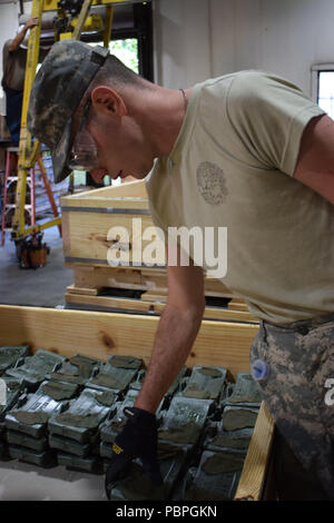 Soldaten der 411. Ordnance Battalion zerlegen M18 A1 Claymore Kits im Rahmen der Entmilitarisierung Programm Crane's Armee. Die 411 führt seine zwei Wochen jährliche Ausbildung bei Kran Armee-munition Tätigkeit Erfahrung im Umgang mit live Ammo und erhöhen die Mission Bereitschaft zu gewinnen. Soldaten arbeiten Seite an Seite mit Armee zivile Fachkräfte ausführen von Crane's Mission der Bereitstellung von Munition auf der ganzen Welt. Kran Armee ist spezialisiert auf konventioneller Munition Unterstützung für die US-Armee und der gemeinsamen Kraft bereit, einschließlich Produktion, Entmilitarisierung, Transport und Lagerung. Stockfoto