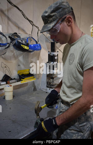 Soldaten der 411. Ordnance Battalion zerlegen M18 A1 Claymore Kits im Rahmen der Entmilitarisierung Programm Crane's Armee. Die 411 führt seine zwei Wochen jährliche Ausbildung bei Kran Armee-munition Tätigkeit Erfahrung im Umgang mit live Ammo und erhöhen die Mission Bereitschaft zu gewinnen. Soldaten arbeiten Seite an Seite mit Armee zivile Fachkräfte ausführen von Crane's Mission der Bereitstellung von Munition auf der ganzen Welt. Kran Armee ist spezialisiert auf konventioneller Munition Unterstützung für die US-Armee und der gemeinsamen Kraft bereit, einschließlich Produktion, Entmilitarisierung, Transport und Lagerung. Stockfoto