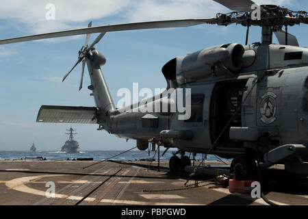 180724-N-ZA 692-0163 PAZIFISCHER OZEAN (24 Juli 2018) Royal Canadian Navy Fregatte HMCS Ottawa (FFH 341), links, und geführte Anti-raketen-Zerstörer USS Dewey (DDG105), in der Mitte eine Linie bilden hinter geführte Anti-raketen-Zerstörer USS Preble (DDG88) für eine Auffüllung-auf-See mit Royal Canadian Navy Versorgungsschiff MV Asterix bei Rim der Pazifik (Rimpac) Übung, Juli 24. 25 Nationen, 46 Schiffe, 5 U-Boote, über 200 Flugzeuge und 25.000 Angestellte beteiligen sich an Rimpac vom 27. Juni bis 2. August in und um die hawaiischen Inseln und Südkalifornien. Die weltweit größte internationale maritime Stockfoto