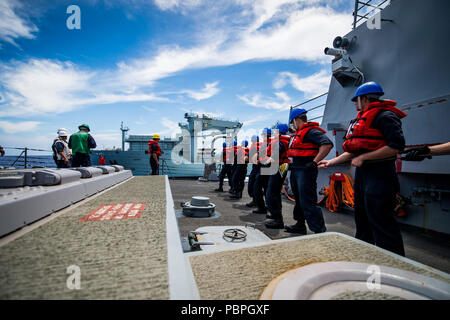 180724-N-LI 768-1466 PAZIFISCHER OZEAN (24 Juli 2018) - Segler in den geführten zugeordnet Anti-raketen-Zerstörer USS Dewey (DDG105) Aufrechterhaltung der positiven Kontrolle des Telefons und der Abstand bei einem Nachschub-auf-See mit der Königlichen Kanadischen Versorgungsschiff MV Asterix, während die Vorbereitungen für den Rand des Pazifik (Rimpac) Übung. 25 Nationen, 46 Schiffe, 5 U-Boote, und etwa 200 Flugzeugen und 25.000 Angestellte beteiligen sich an Rimpac vom 27. Juni bis 2. August in und um die hawaiischen Inseln und Südkalifornien. Die weltweit größte internationale maritime Übung RIMPAC bietet eine einzigartige tr Stockfoto