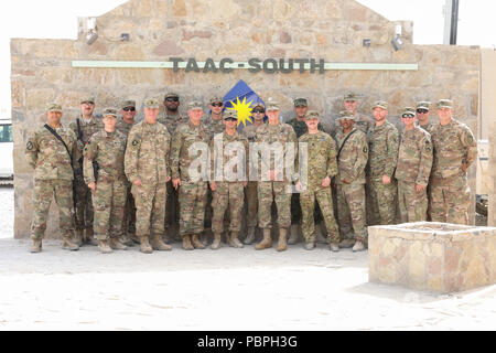 KANDAHAR AIRFIELD, Afghanistan (Juli 25, 2018) - service Mitglieder wählen Sie aus Kandahar Airfield, Afghanistan posieren für ein Gruppenfoto, Juli 25, 2018, U.S. Army Gen. Joseph Votel, Commander für US Central Command, nachdem eine Münze Siegerehrung im Zug, Beraten und Unterstützen Command-South Compound in Kandahar Airfield, Afghanistan. (U.S. Armee Foto: Staff Sgt. Neysa Canfield) Stockfoto