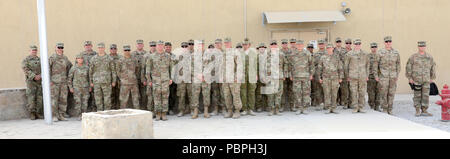 KANDAHAR AIRFIELD, Afghanistan (25 Juli 2018) - - Führer aus Kandahar Airfield, Afghanistan posieren für ein Gruppenfoto, Juli 25, 2018, U.S. Army Gen. Joseph Votel, Commander für US Central Command, nachdem eine Münze Siegerehrung im Zug, Beraten und Unterstützen Command-South Compound in Kandahar Airfield, Afghanistan. (U.S. Armee Foto: Staff Sgt. Neysa Canfield) Stockfoto