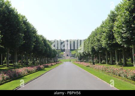 Der erste Weltkrieg ist ein Ausbildungsprogramm der Nationalgarde am 25. Juli 2018, das Aisne-Marne, Cantigny, Chateau-Thierry, Belleau Wood, St. Mihiel Salient, und die Somme, alle wichtigen 1918 Schlachtorte. Das Archivbild dokumentiert die Teilnehmer während der gedenklichen Schlachtfeldtour. Der historische Fotodruck ist Teil des offiziellen hundertjährigen Bestehens. Stockfoto
