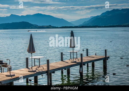 Angeln Dock am Ufer des Oberen Zürichsee in der wunderschönen mittelalterlichen Dorf Hurden, Schwyz, Schweiz Stockfoto