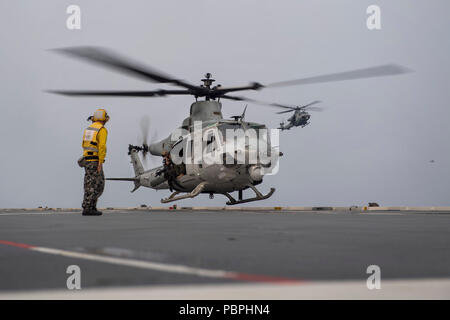 180723-N-VR 594-2042 PAZIFISCHEN OZEAN (Juli 23, 2018) Ein UH-1Y Tick, der carface' der Marine Light Attack Helicopter Squadron (HMLA) 367, führt deck Landung Qualifikationen auf dem Flugdeck der Royal Australian Navy landing Helicopter dock Schiff HMAS Adelaide (L01) während der Rand des Pazifik (Rimpac) Übung, Juli 23 zugeordnet. Dies ist das erste Mal in Adelaide Flugbetrieb mit Marine UH-1Y Hueys durchgeführt hat. 25 Nationen, 46 Schiffe, 5 U-Boote, und etwa 200 Flugzeugen und 25.000 Angestellte beteiligen sich an Rimpac vom 27. Juni bis 2. August in und um die Hawaiianische Isl Stockfoto