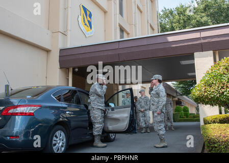 Kol. Ingrid Ford, 374 Medical Group Commander grüßt Oberst Otis C. Jones, 374 Airlift Wing Commander, nach seiner Ankunft für die 374 MDG immersion Tour an Yokota Air Base, Japan, 24. Juli 2018. Die Tour gab dem neuen Wing Commander eine Chance zu Briefings von Führung und Experten hören, während Sie gleichzeitig die Flieger, die bilden die 374 MDG. (U.S. Air Force Foto von Airman 1st Class Matthew Gilmore) Stockfoto