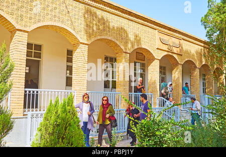 YAZD, IRAN - 18. Oktober 2017: Die Fassade der Varjavand Museum des Zoroastrismus mit Ziegel Arcade und Faravahar das Symbol aktiviert, das über dem Eingang, Oktober Stockfoto
